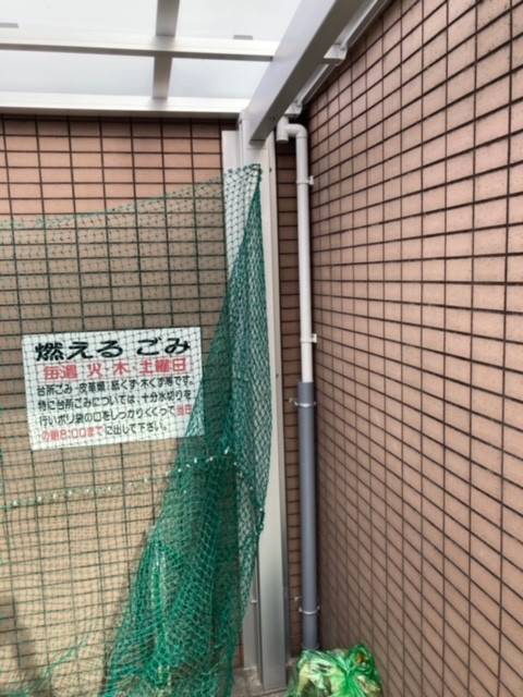 ヤマグチトーヨー豊中のゴミ置き場にパンチングドア設置の施工前の写真1