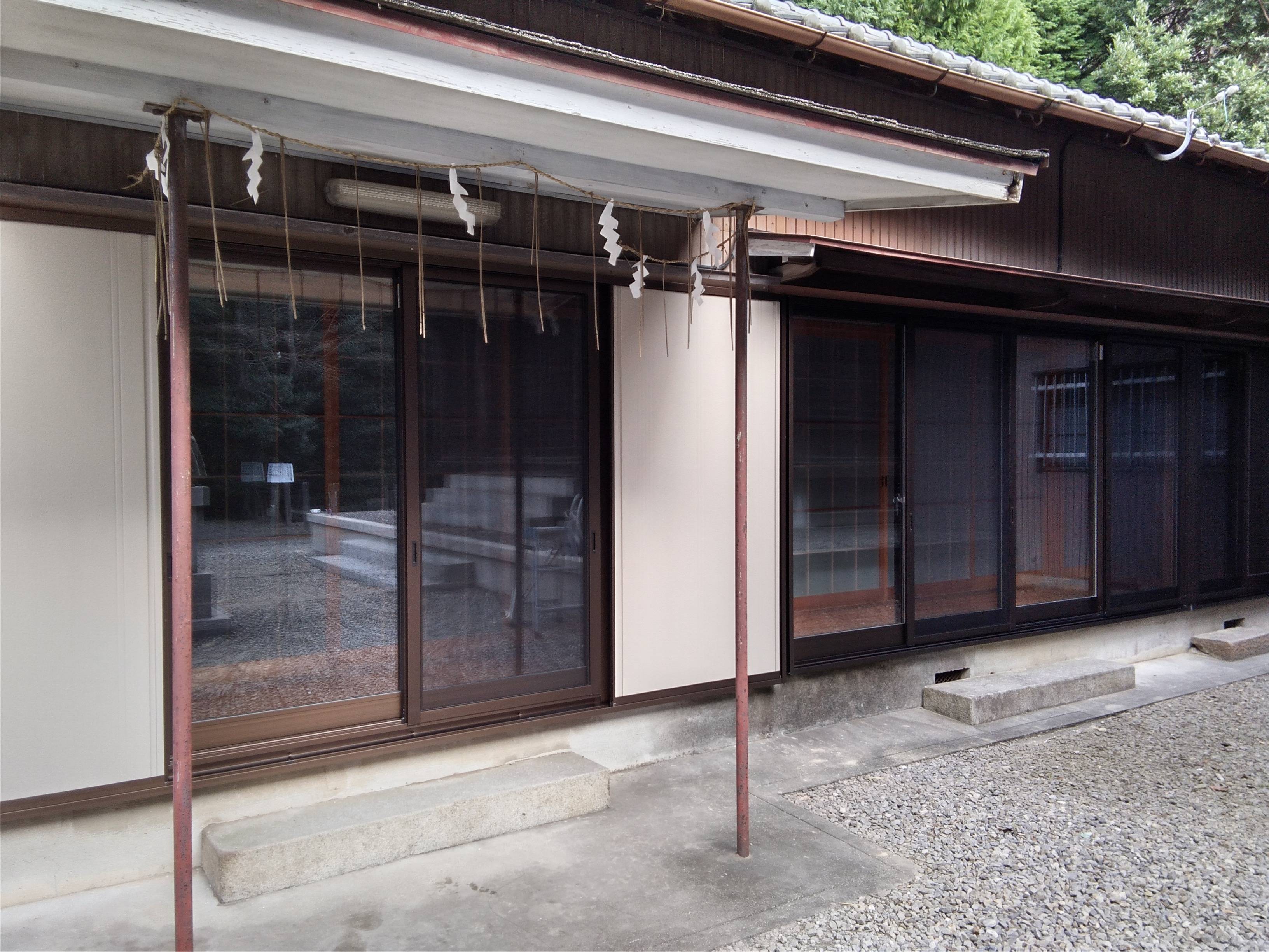 神社・参集殿のサッシ、窓、雨戸の交換 ウチヤマのブログ 写真2