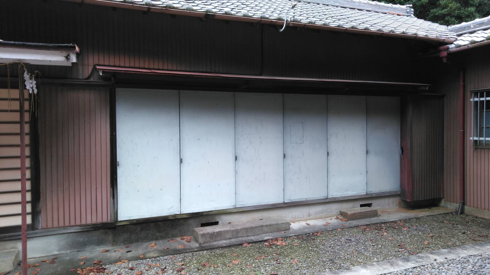 神社・参集殿のサッシ、窓、雨戸の交換 ウチヤマのブログ 写真3