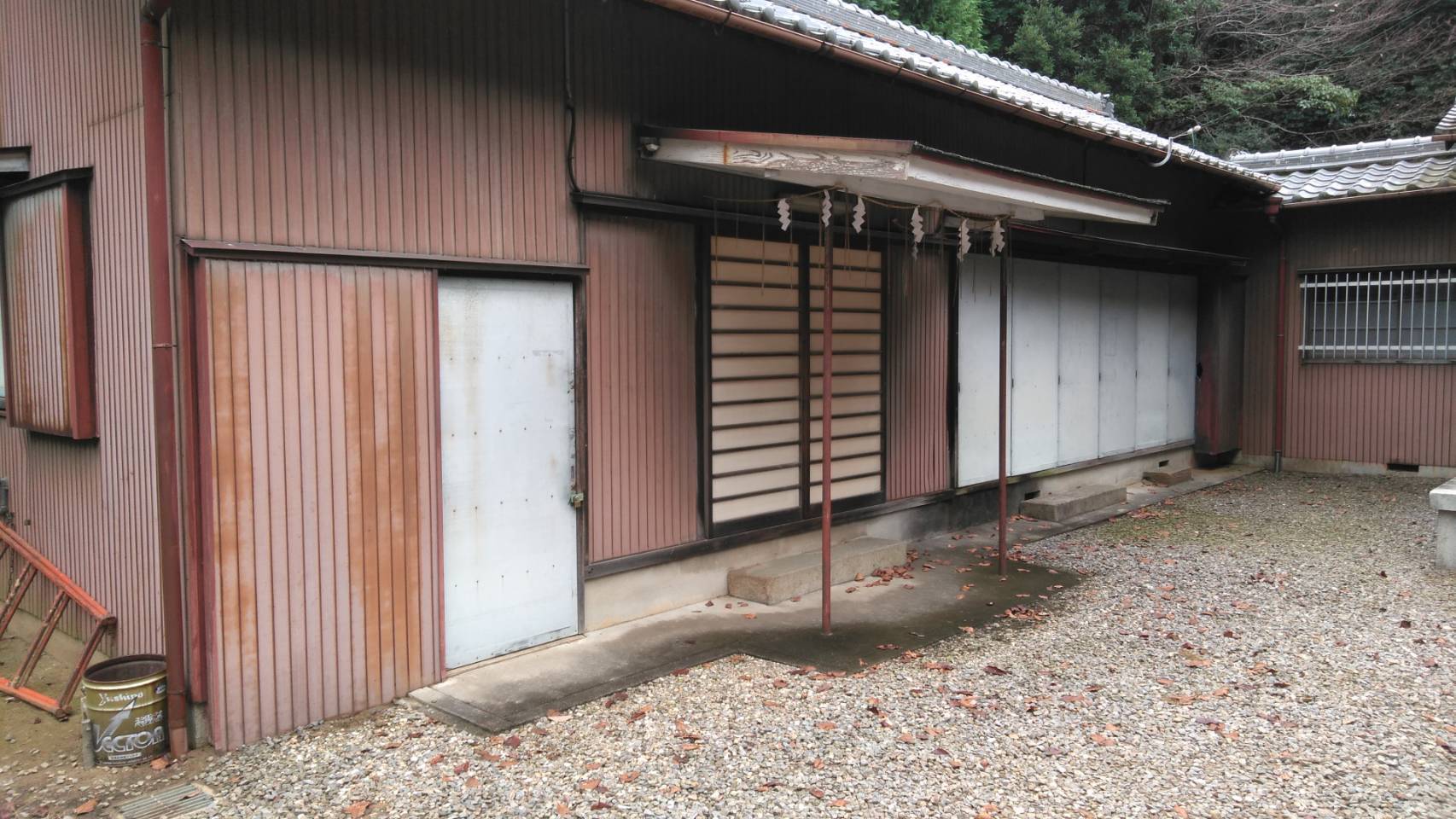 神社・参集殿のサッシ、窓、雨戸の交換 ウチヤマのブログ 写真1