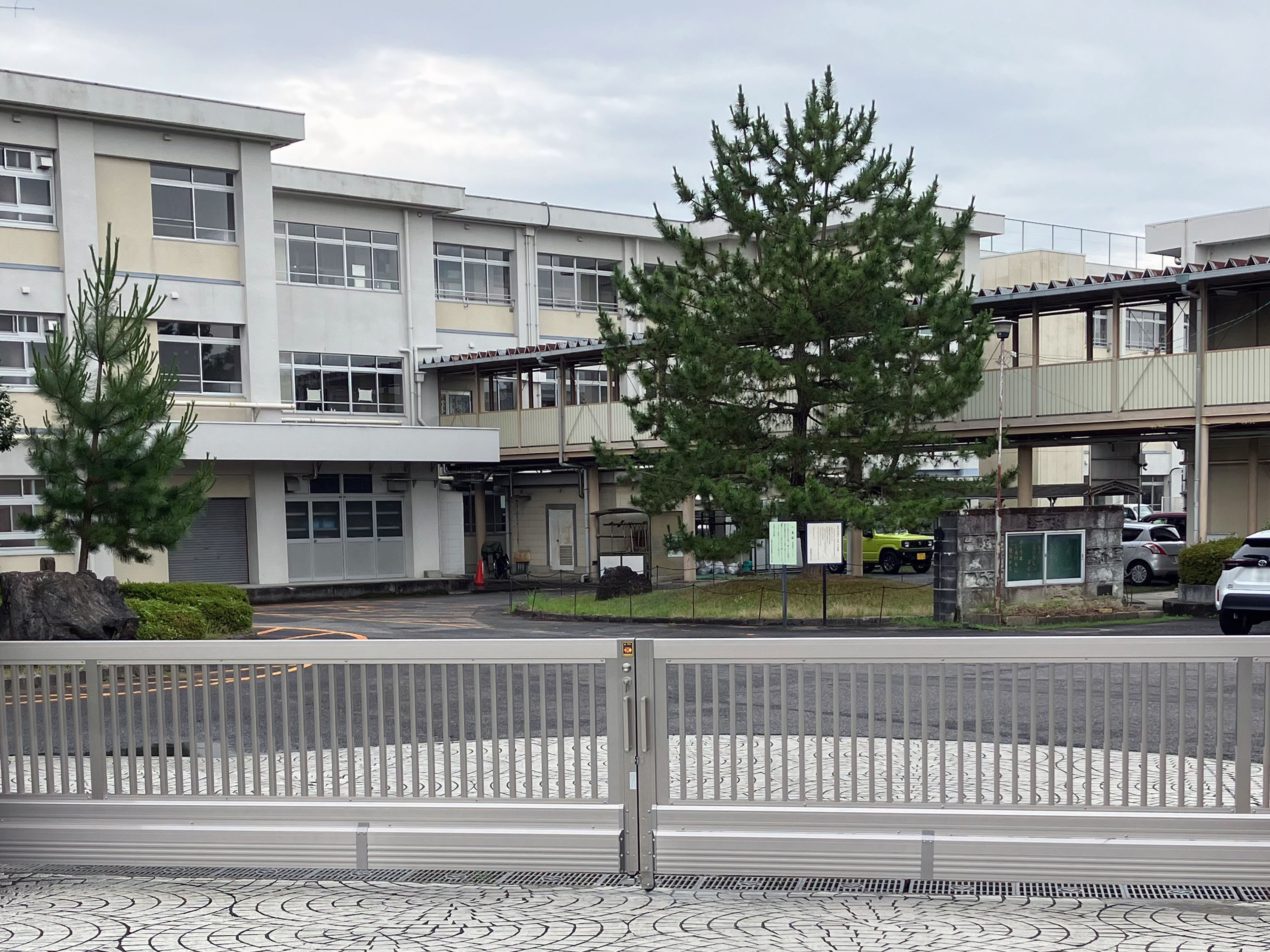 🏫 安全で使いやすく！学校の門扉を新しくさせていただきました 🚪 ウチヤマのブログ 写真1
