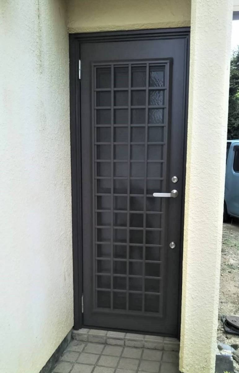 ウチヤマの勝手口ドアの取替工事の施工後の写真1