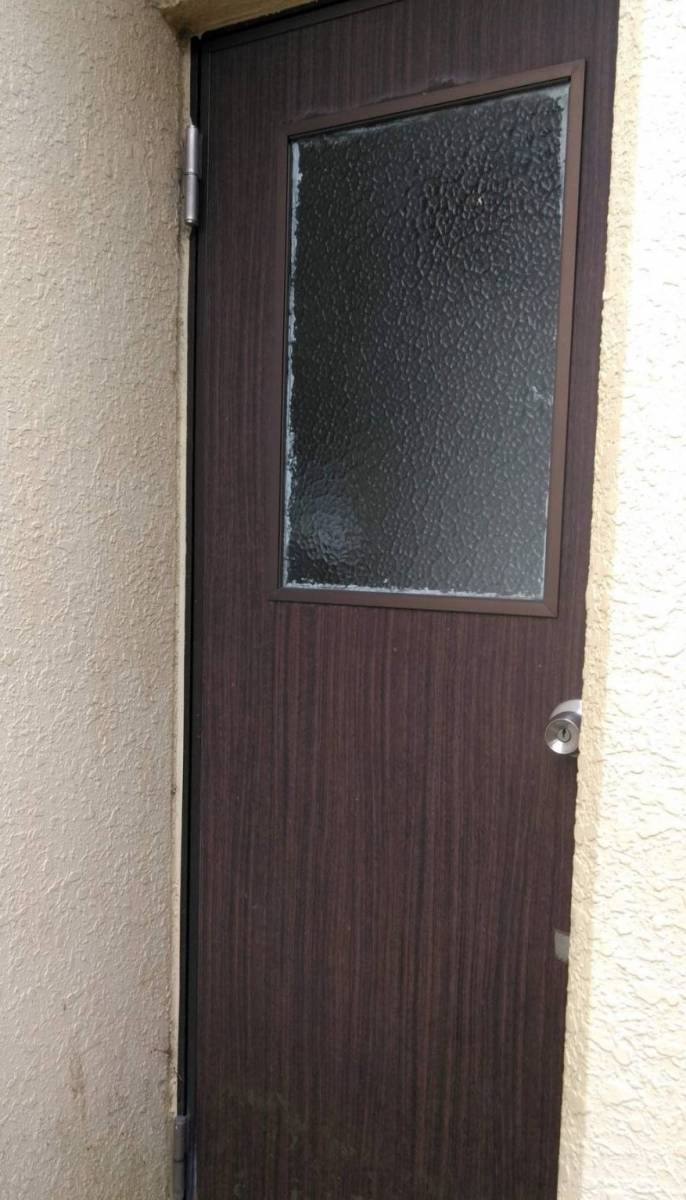 ウチヤマの勝手口ドアの取替工事の施工前の写真1