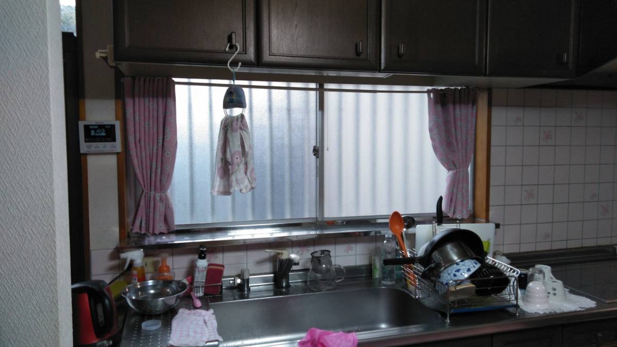 ウチヤマのキッチン奥窓をリフォームの施工前の写真1