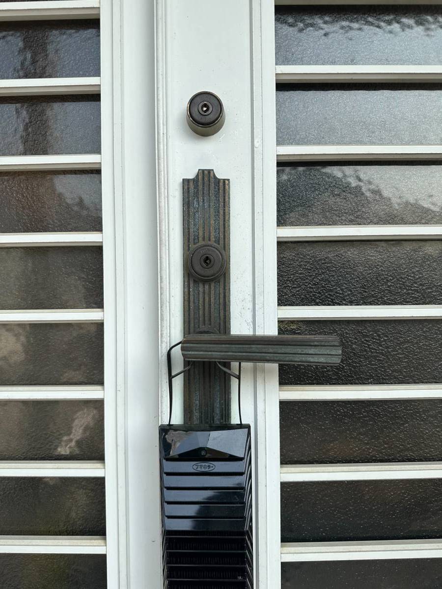 ウチヤマの玄関ドアの鍵の交換の施工前の写真1