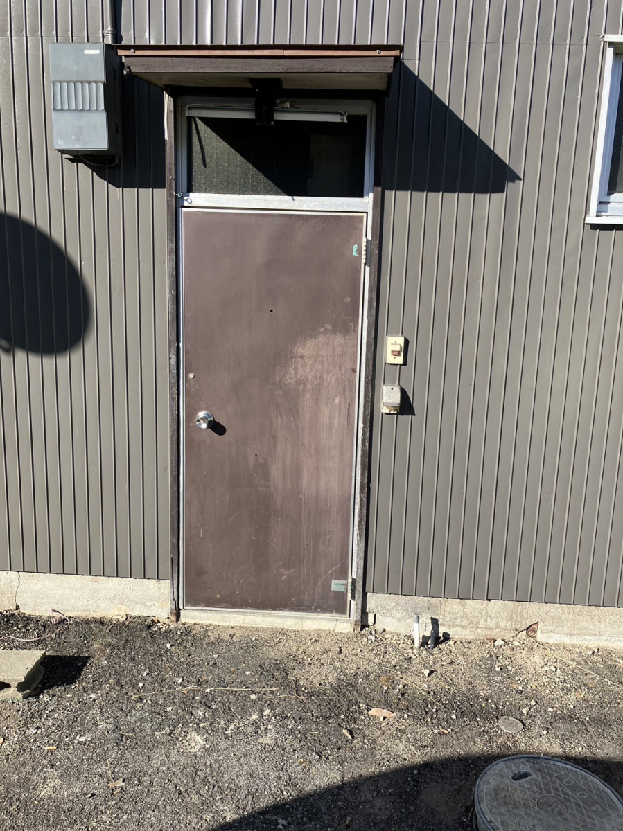 ウチヤマの古くなった勝手口のドアを新しく交換したいの施工前の写真1