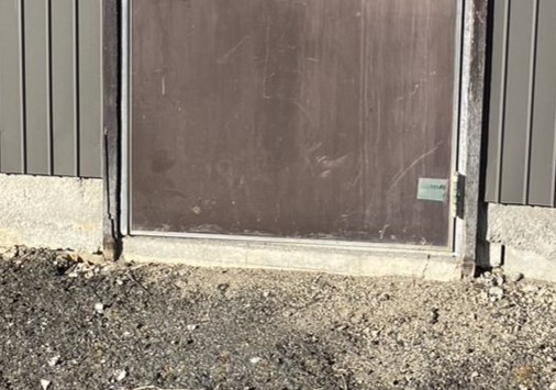 ウチヤマの古くなった勝手口のドアを新しく交換したいの施工前の写真2