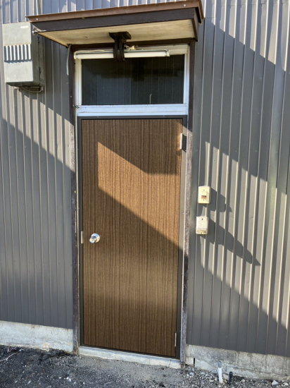 ウチヤマの古くなった勝手口のドアを新しく交換したい施工事例写真1