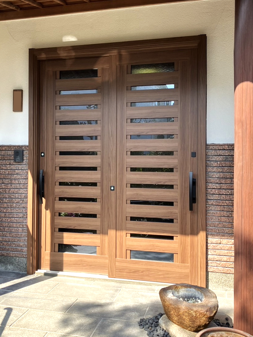 ウチヤマの玄関は家の顔。古い玄関を交換して印象の良い家に【健康で快適な暮らし】の施工後の写真1