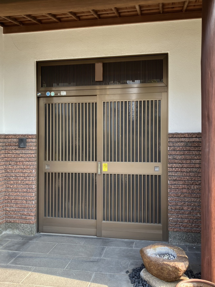 ウチヤマの玄関は家の顔。古い玄関を交換して印象の良い家に【健康で快適な暮らし】の施工前の写真1