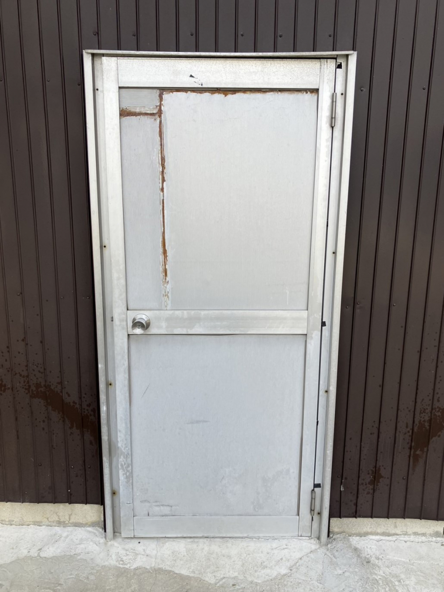 ウチヤマのドアのサビが目立つので交換したい。の施工前の写真1