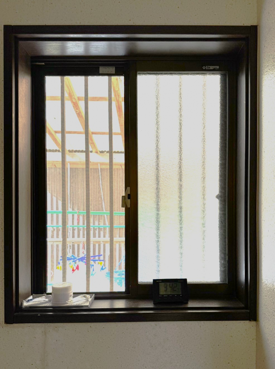 ウチヤマのお風呂が寒い原因は窓。内窓で対策してヒートショックを防ぐ！【健康で快適な暮らし】の施工前の写真1