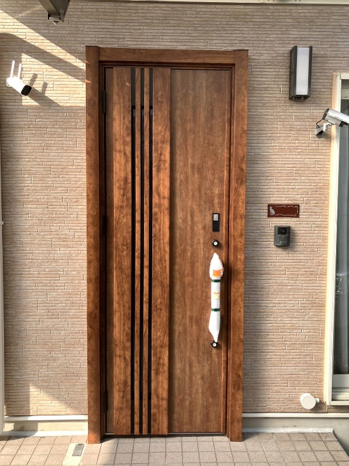 ウチヤマの新しい玄関。鍵は、スマホで便利に開閉したい！【健康で快適な暮らし】の施工後の写真1