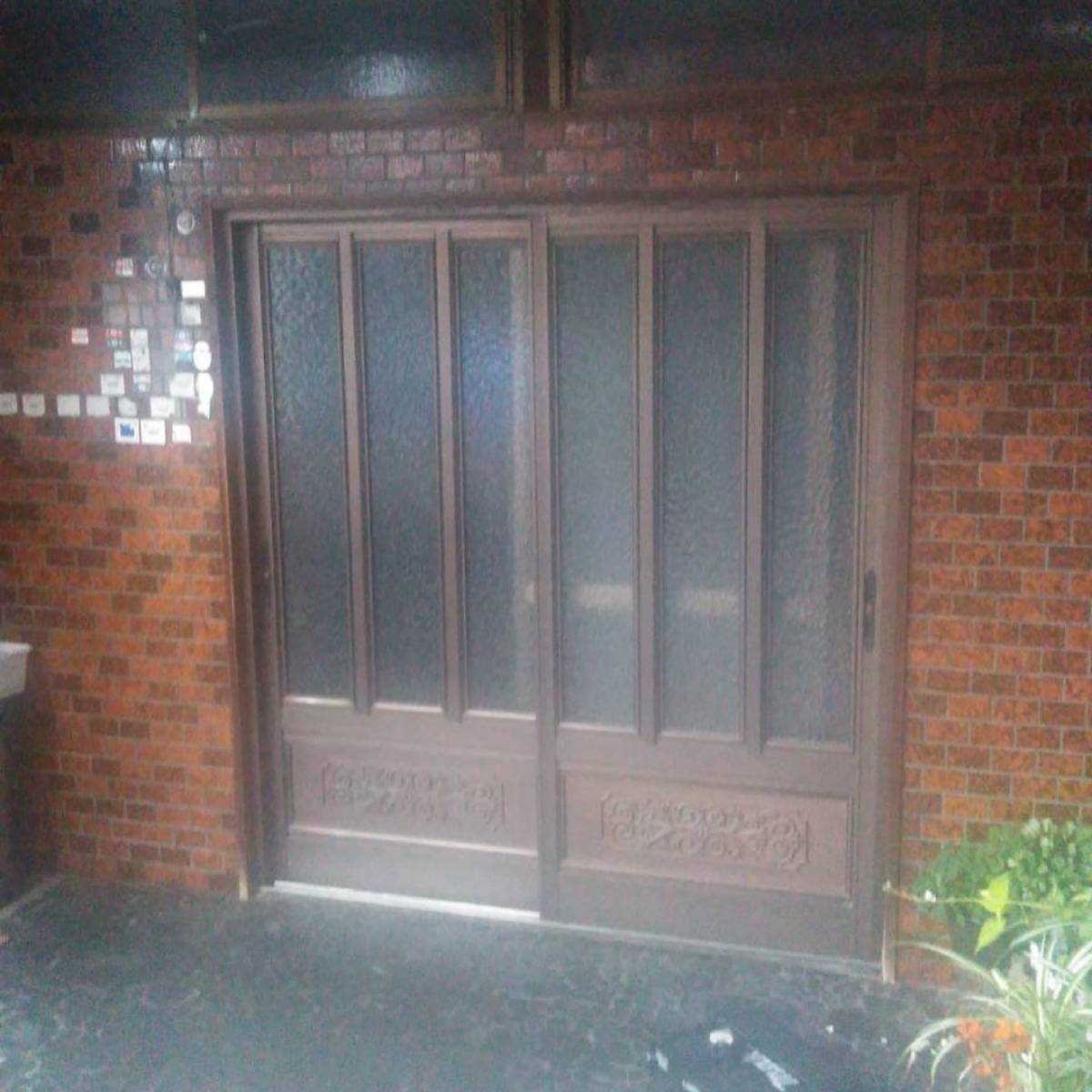 ウチヤマの玄関扉の交換工事の施工前の写真1