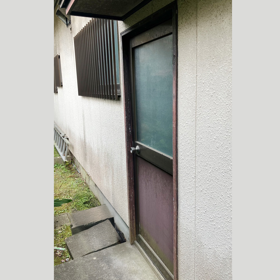 ウチヤマの不便な勝手口が大変身！交換するだけで、家事の効率がぐっとアップ！【健康で快適な暮らし】の施工前の写真1