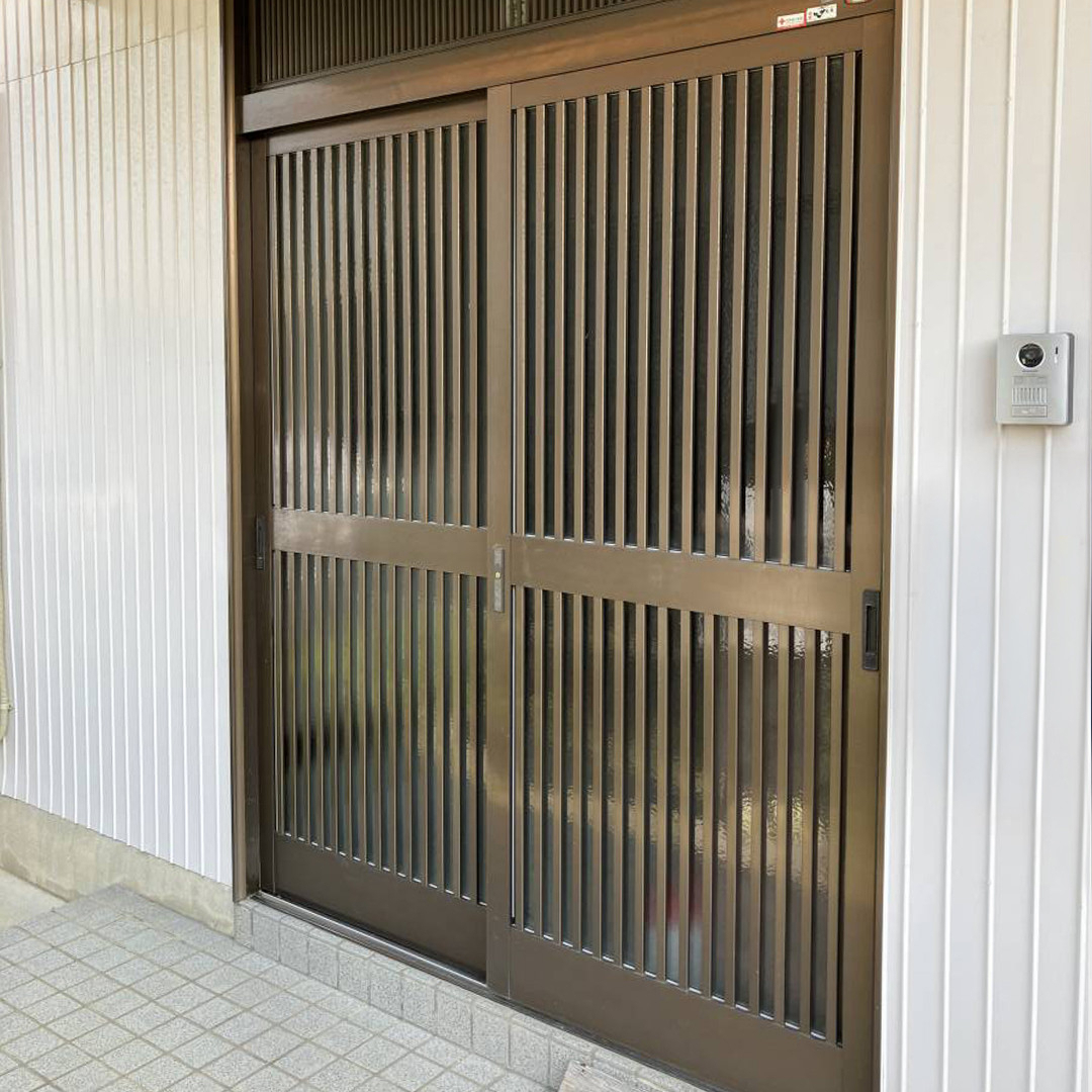 ウチヤマの鍵が固く防犯面も心配な玄関を、安心・快適にリフォーム【健康で快適な暮らし】の施工前の写真1