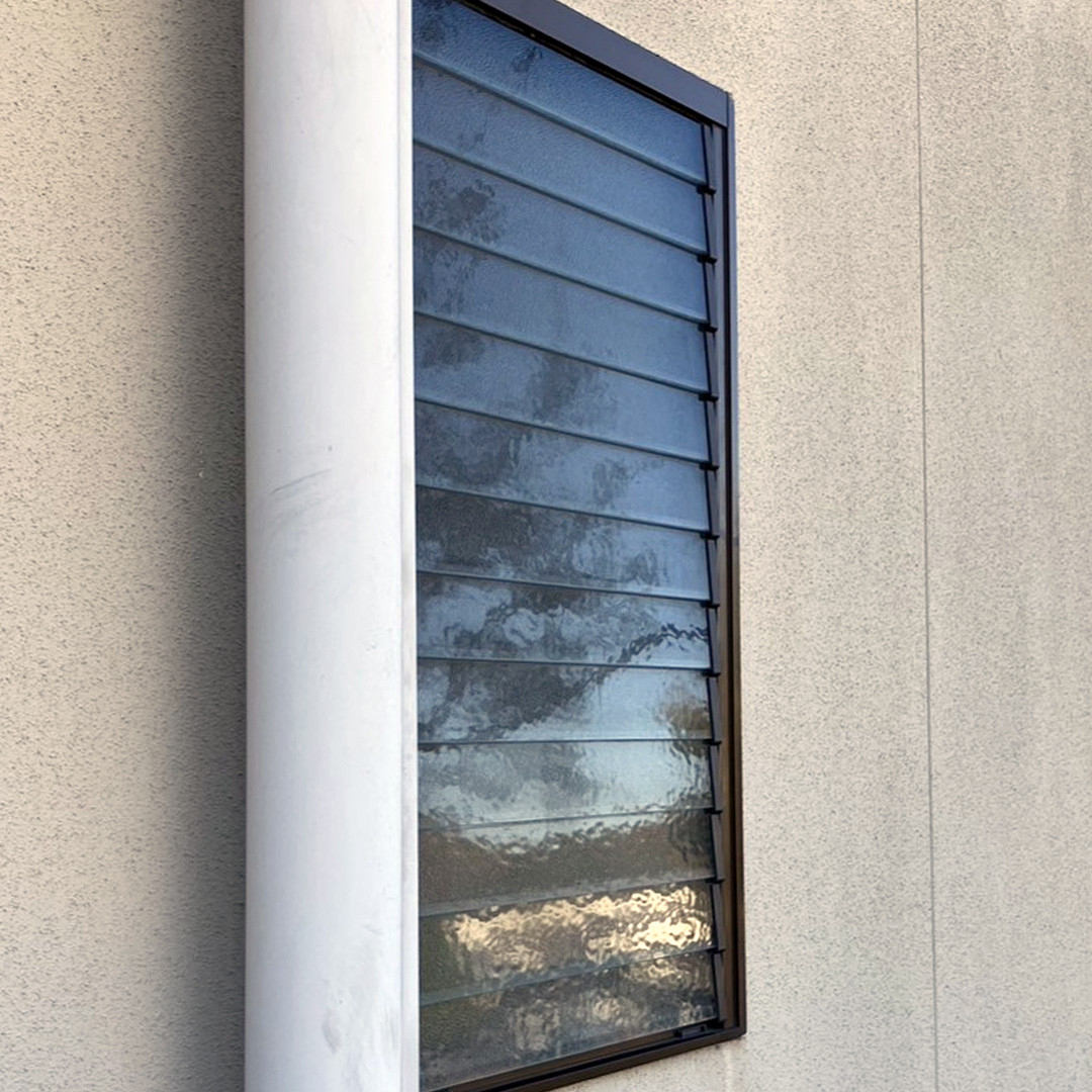 ウチヤマのルーバー窓の防犯性が心配！風通しを残しつつ安心な暮らしへ【健康で快適な暮らし】の施工前の写真1