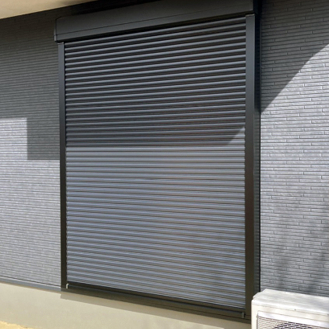 ウチヤマの雨戸なしリビング窓に「リフォームシャッター」設置で安心と快適を両立!【健康で快適な暮らし】の施工後の写真1