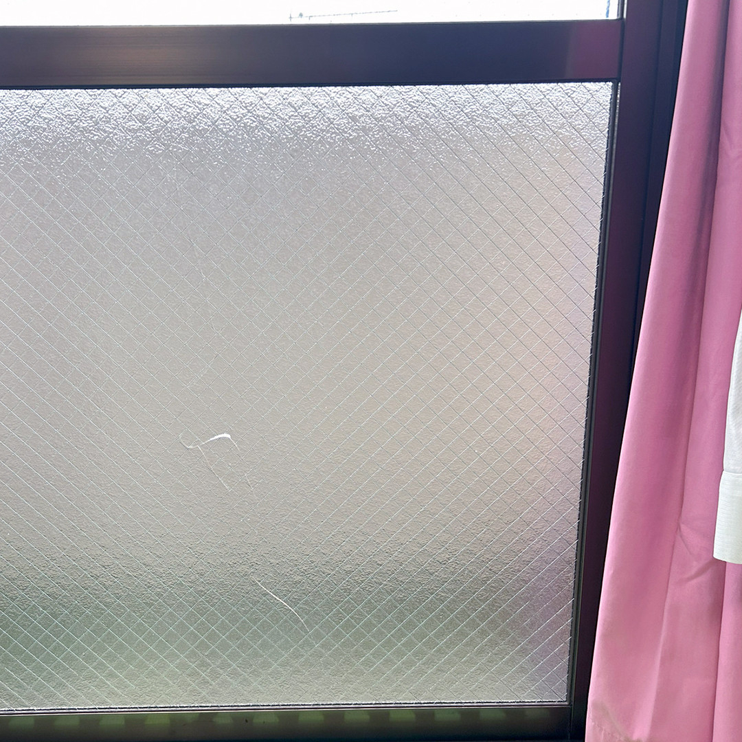 ウチヤマのひび割れを放置しないで安全で快適な窓にリフレッシュ【健康で快適な暮らし】の施工前の写真1