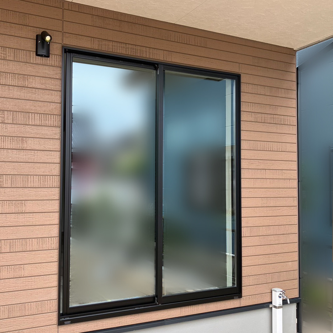 ウチヤマのリビングの掃き出し窓にシャッターを設置し、防犯性と安心感をアップ【健康で快適な暮らし】の施工前の写真1