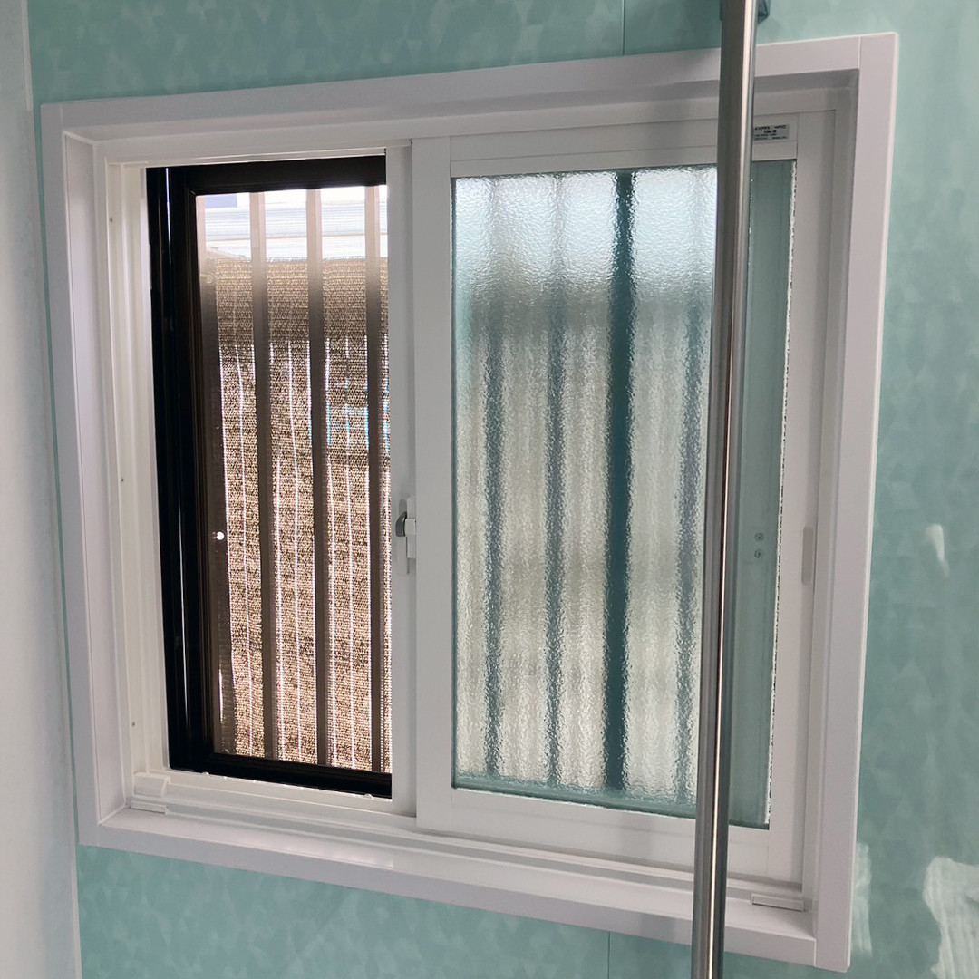 ウチヤマの築10年、お風呂の冷え込みが気になりませんか？窓ひとつで、家族が温まる浴室へ。【健康で快適な暮らし】の施工後の写真1