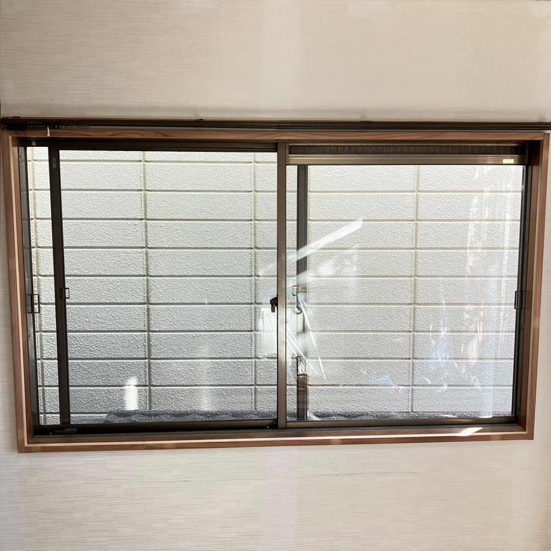 ウチヤマの隣家との距離が近くても大丈夫。内窓で『音漏れを気にしない』リビング【健康で快適な暮らし】の施工前の写真1