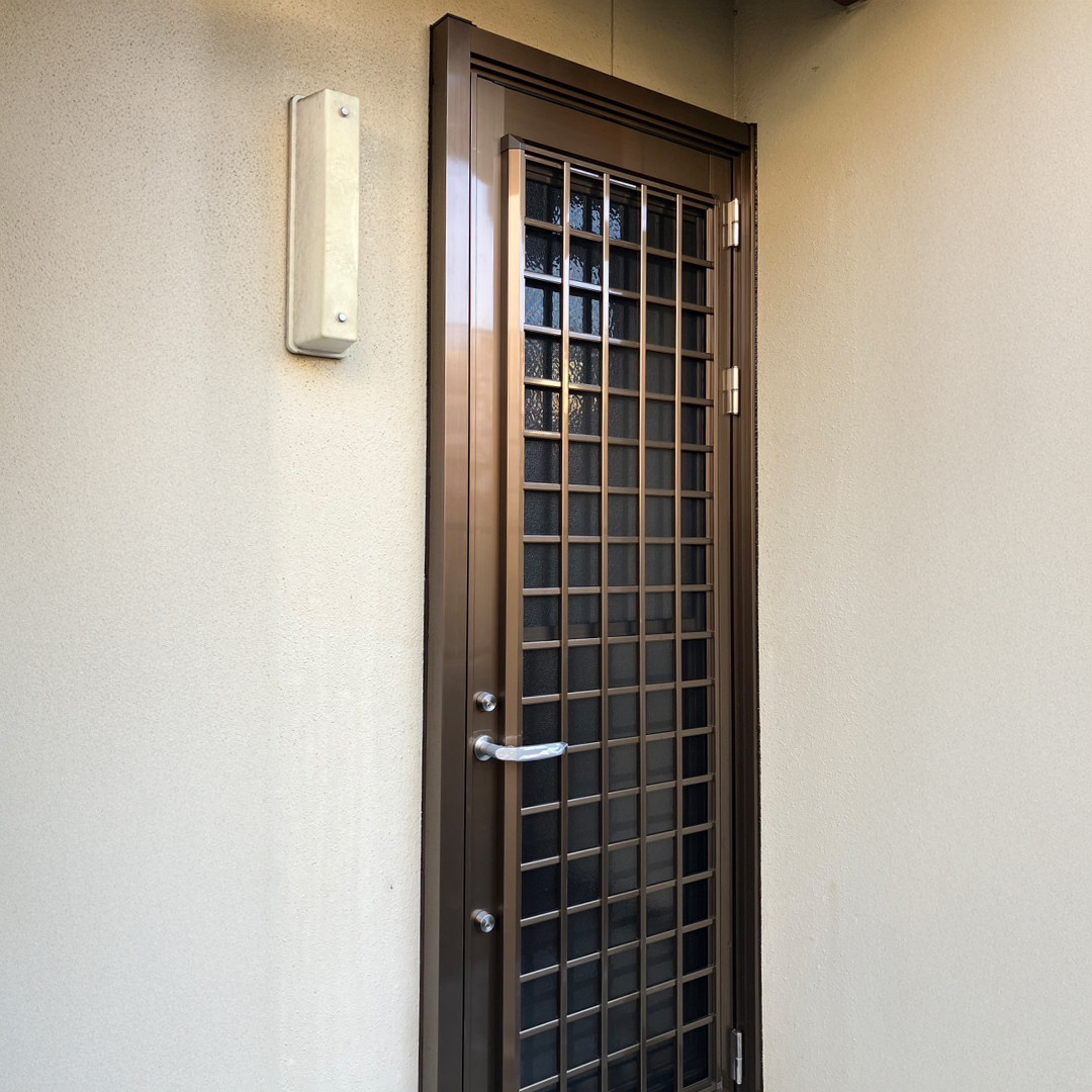 ウチヤマの壊れた勝手口を採風機能を備えたドアにリフォーム【健康で快適な暮らし】の施工後の写真1