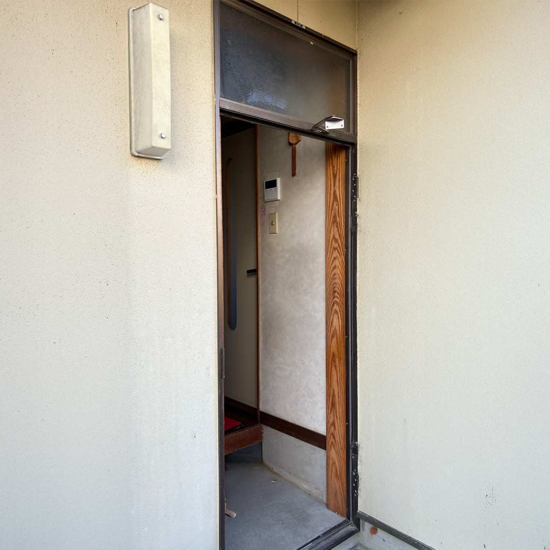 ウチヤマの壊れた勝手口を採風機能を備えたドアにリフォーム【健康で快適な暮らし】の施工前の写真1