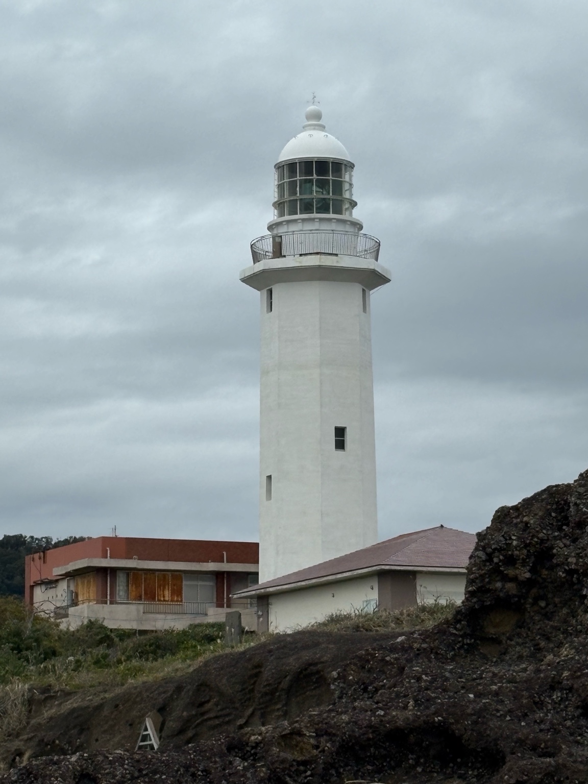 🌅房総最南端の白い灯と、熱いベンチ — 野島崎の風に包まれて 杉山トーヨー住器のブログ 写真1