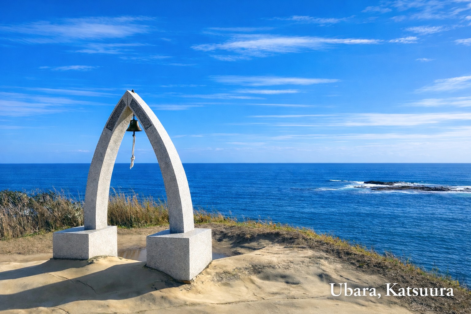 🌊 鵜原の鐘と青い海 ― 勝浦の静かな絶景 杉山トーヨー住器のブログ 写真1