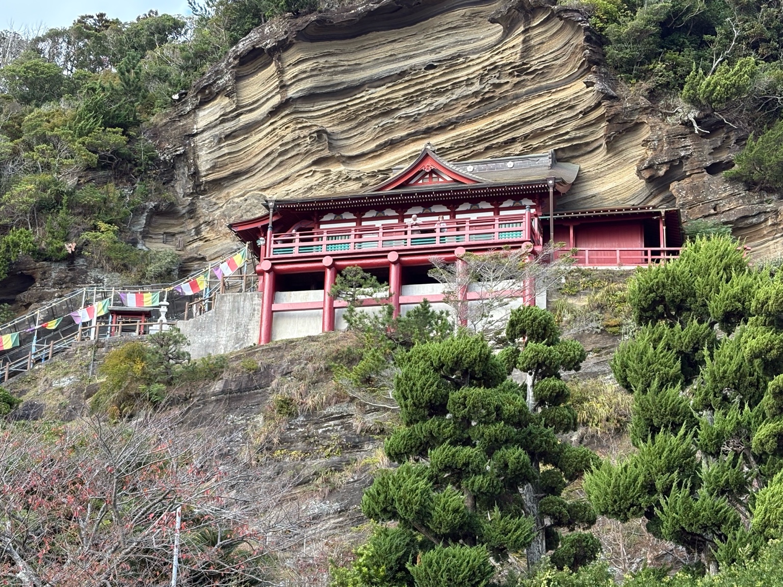 🏯断崖に佇む朱の祈り — 千葉県館山市 崖観音 杉山トーヨー住器のブログ 写真1