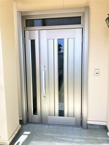 杉山トーヨー住器の玄関ドア取替簡単にできます。施工事例写真1