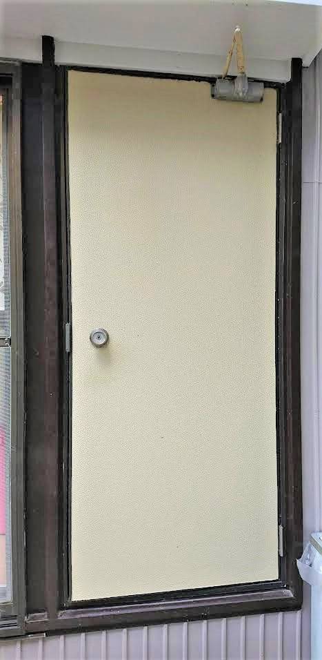 杉山トーヨー住器の勝手口ドアの取替の施工前の写真1