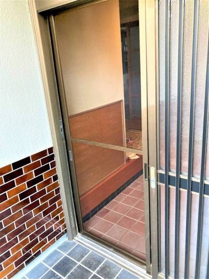 杉山トーヨー住器の玄関の網戸交換施工事例写真1