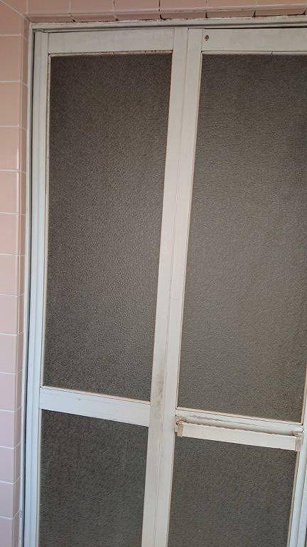 杉山トーヨー住器の浴室の折れ戸を交換致しました。の施工前の写真1