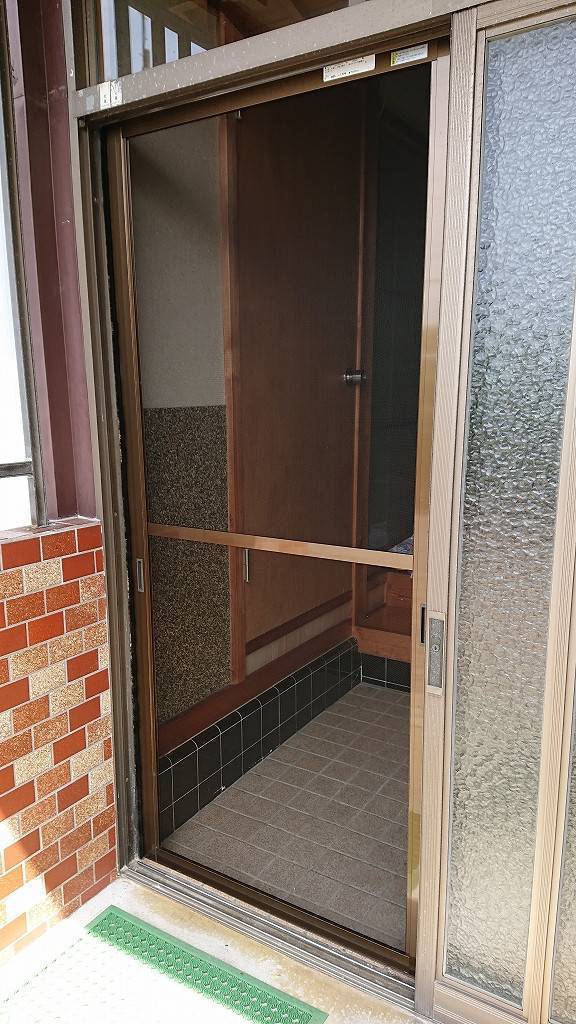 杉山トーヨー住器の玄関引戸に網戸取付の施工後の写真1