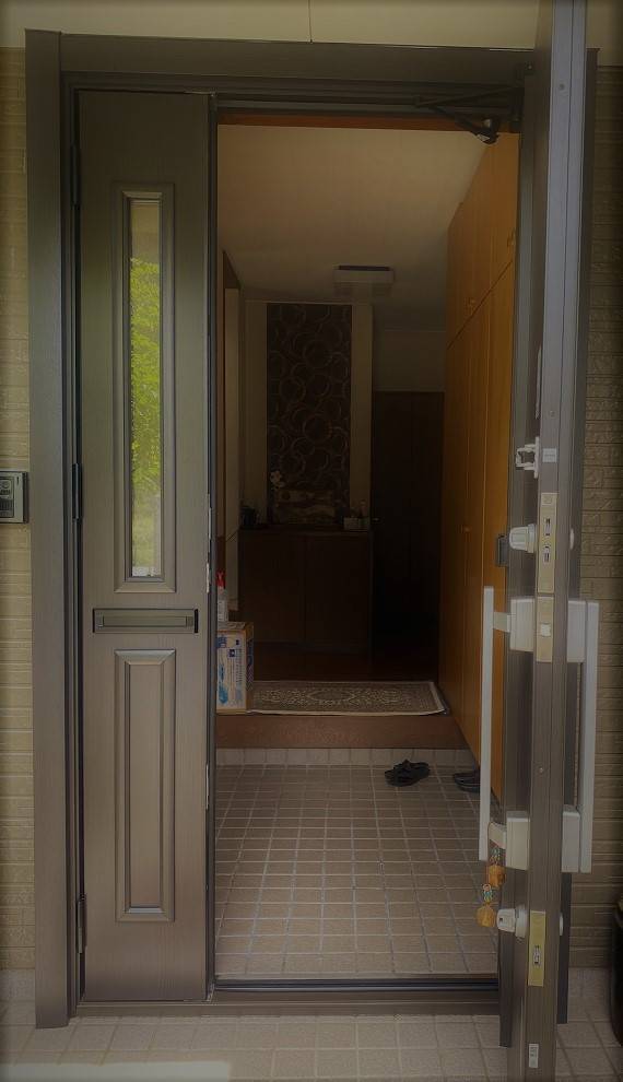 杉山トーヨー住器の玄関ドアに網戸取付の施工前の写真1