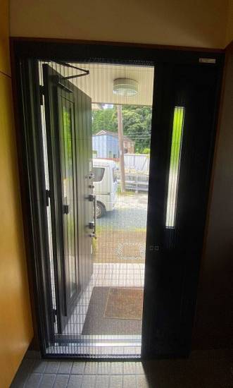 杉山トーヨー住器の玄関ドアに網戸取付施工事例写真1