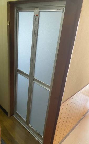 杉山トーヨー住器の浴室ドア交換施工事例写真1