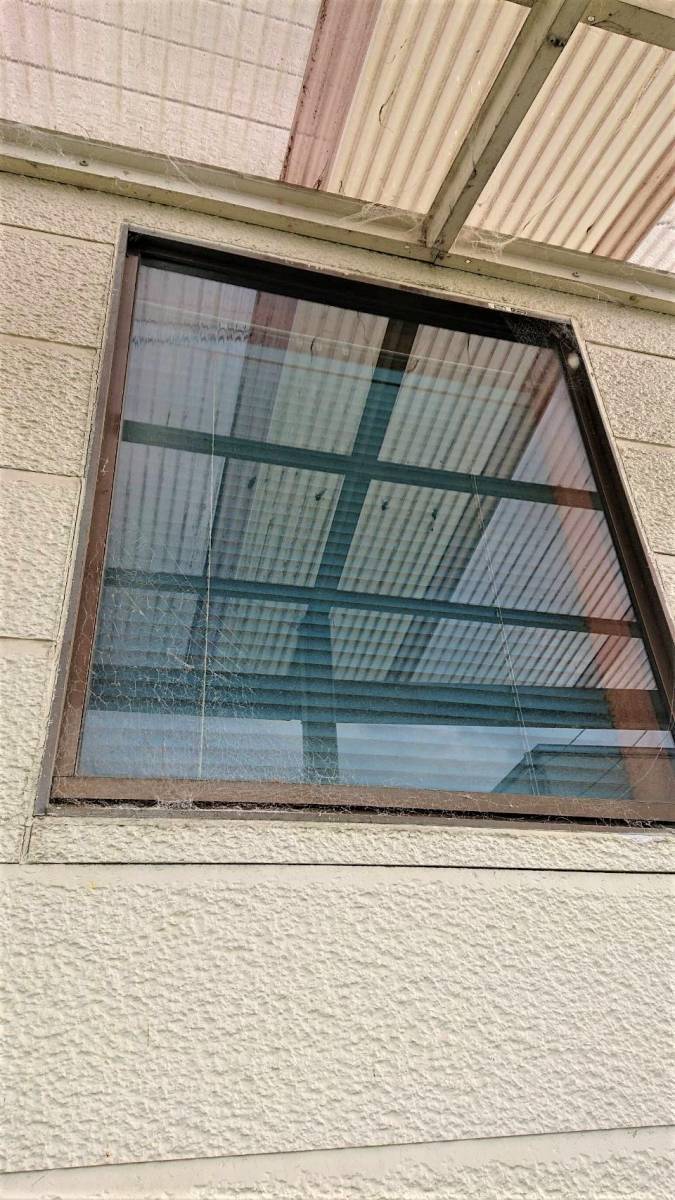 杉山トーヨー住器の硝子窓を換気のできる窓に換えました。の施工前の写真1