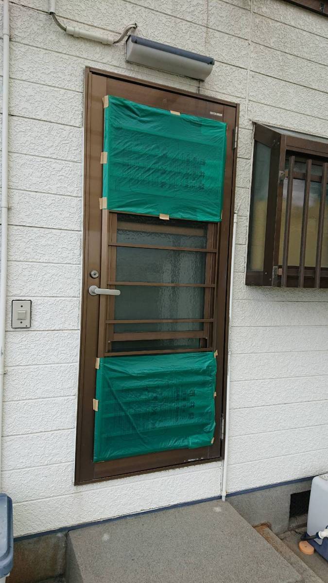 杉山トーヨー住器の勝手口採風ドアの扉交換の施工前の写真1