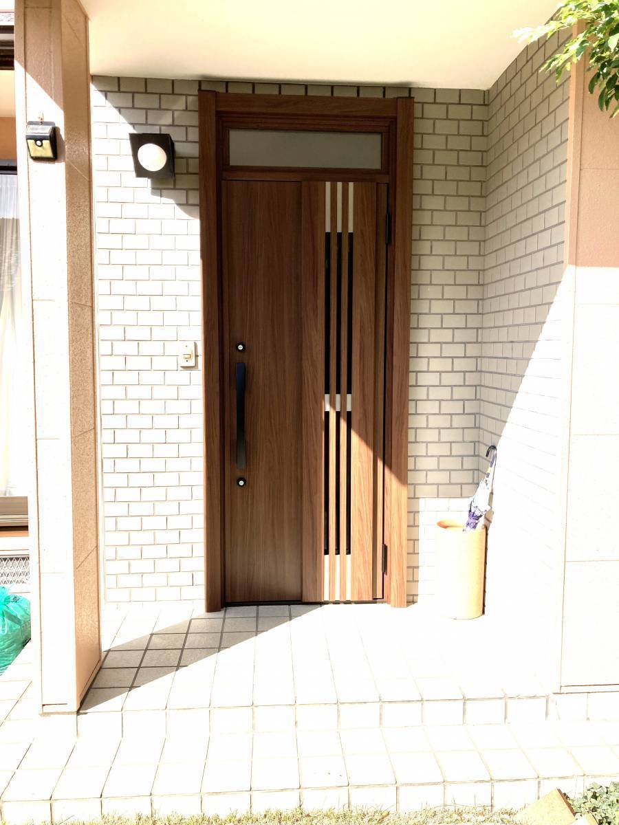 杉山トーヨー住器の玄関ドア（採風タイプ）取替リフォームの施工後の写真1