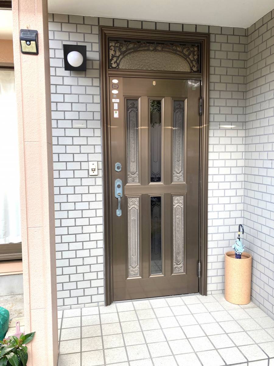 杉山トーヨー住器の玄関ドア（採風タイプ）取替リフォームの施工前の写真1