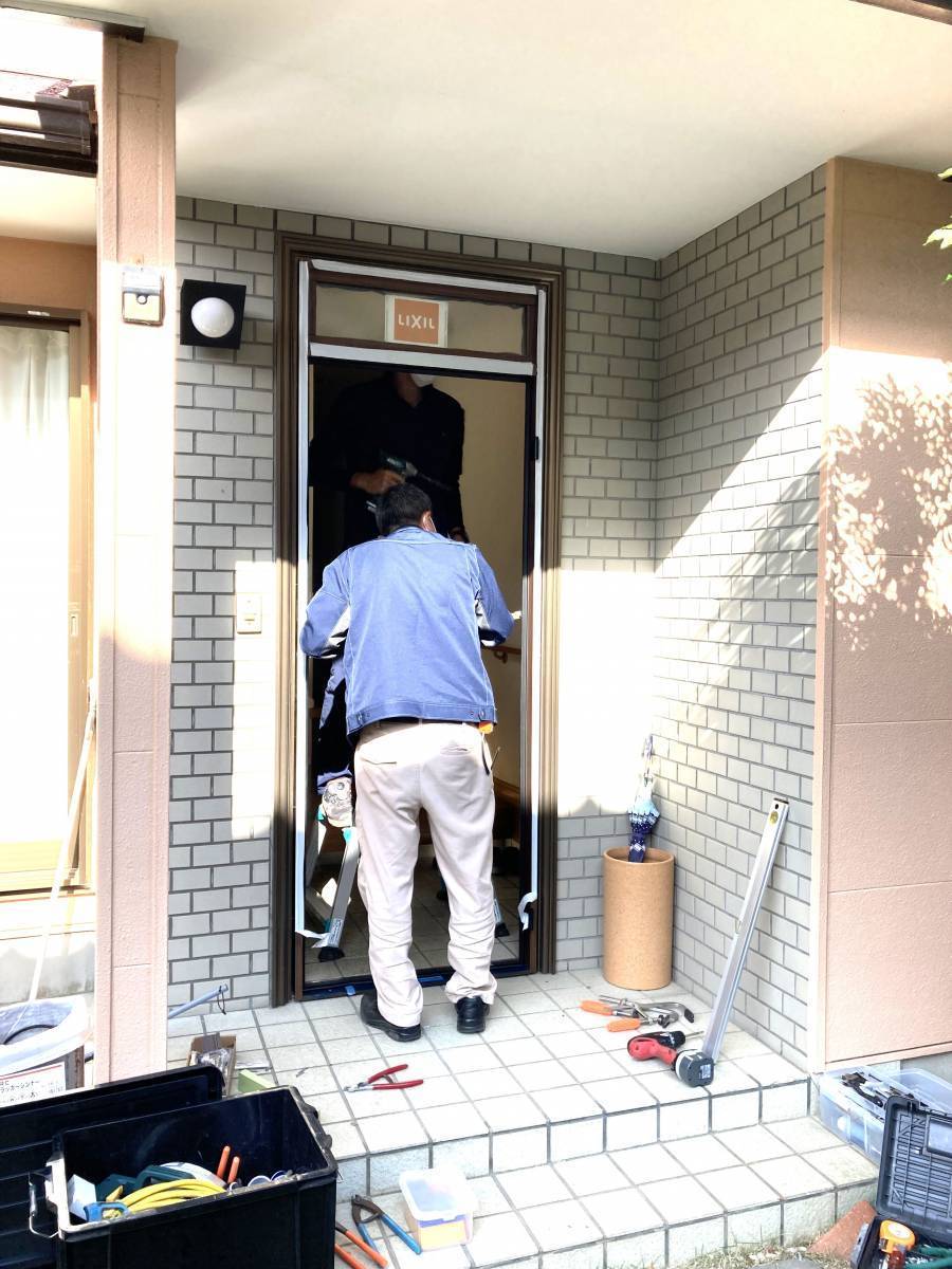 杉山トーヨー住器の玄関ドア（採風タイプ）取替リフォームの施工前の写真2