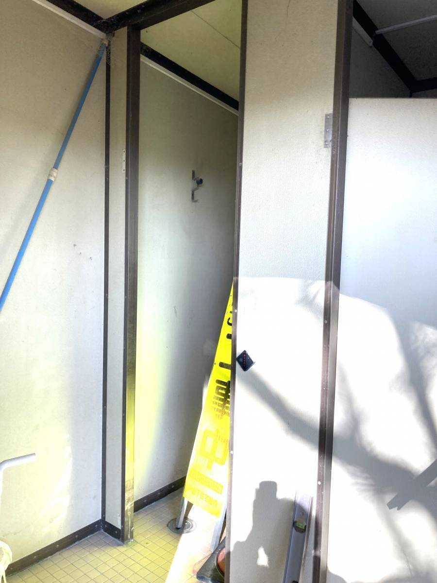 杉山トーヨー住器のトイレドアの改修工事の施工前の写真1