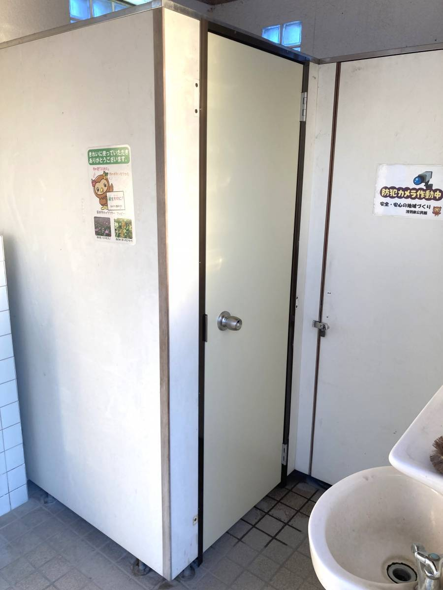 杉山トーヨー住器の運動公園のトイレドア交換工事の施工後の写真1