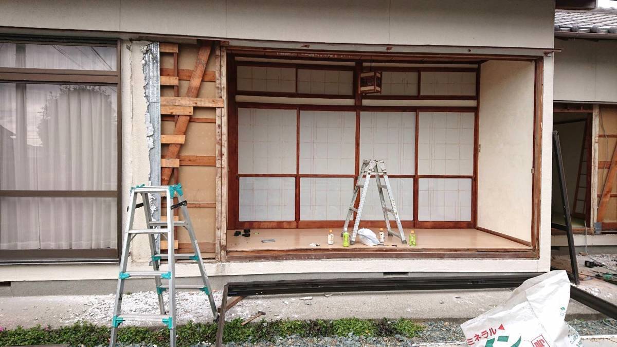 杉山トーヨー住器の横引きシャッターサッシを雨戸付サッシにかえました。の施工前の写真2