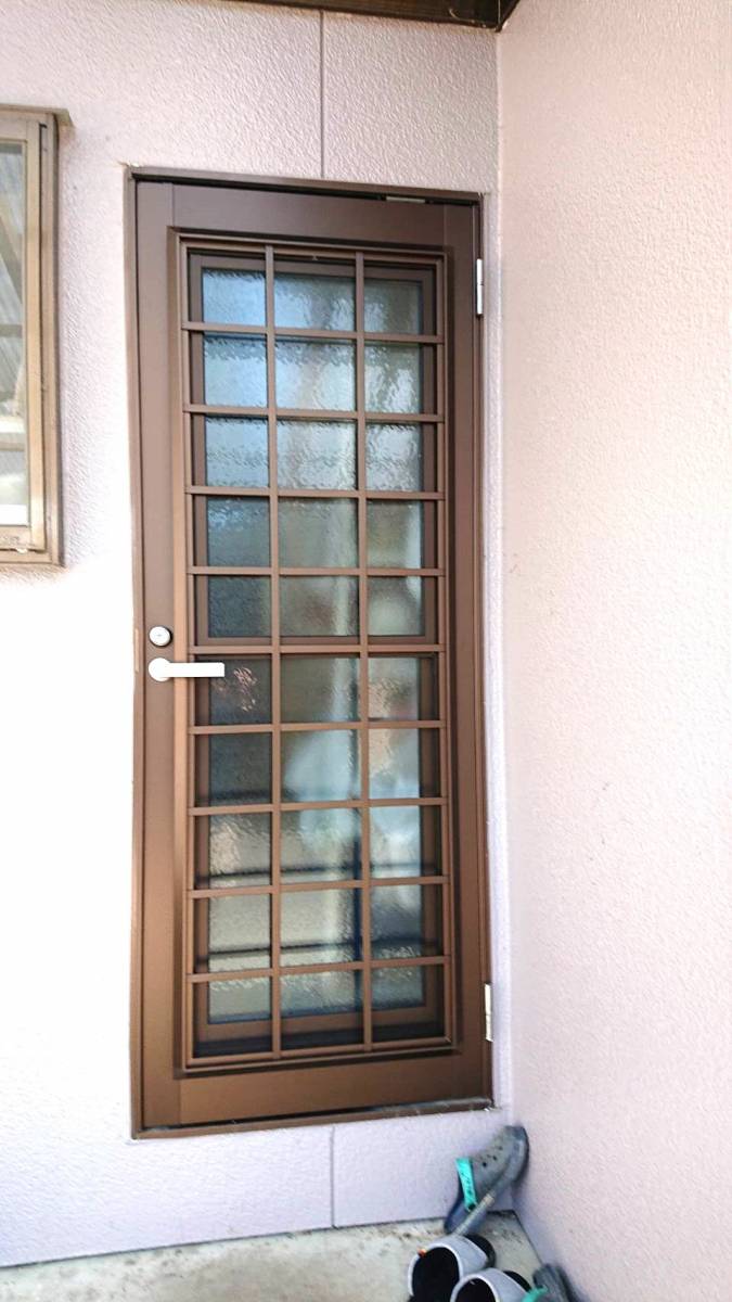 杉山トーヨー住器の勝手口ドアの扉本体交換工事の施工後の写真1