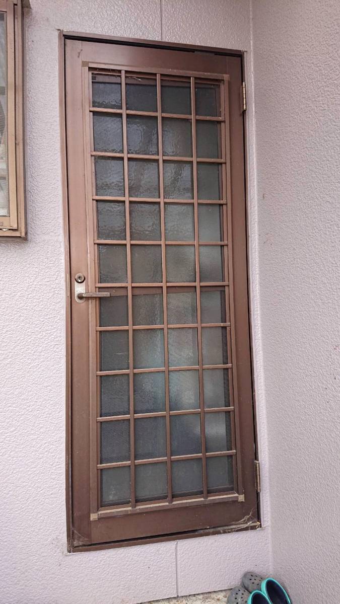 杉山トーヨー住器の勝手口ドアの扉本体交換工事の施工前の写真1