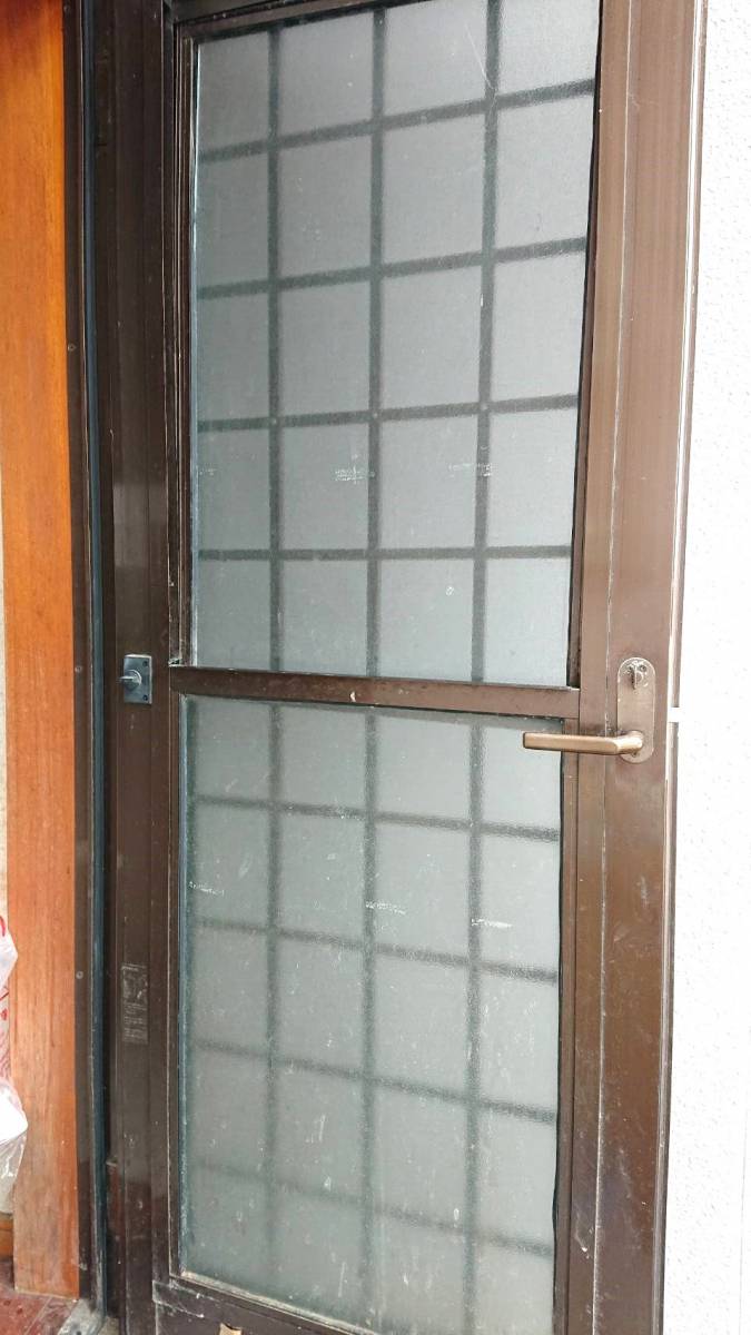 杉山トーヨー住器の勝手口ドアの扉本体交換工事の施工前の写真2